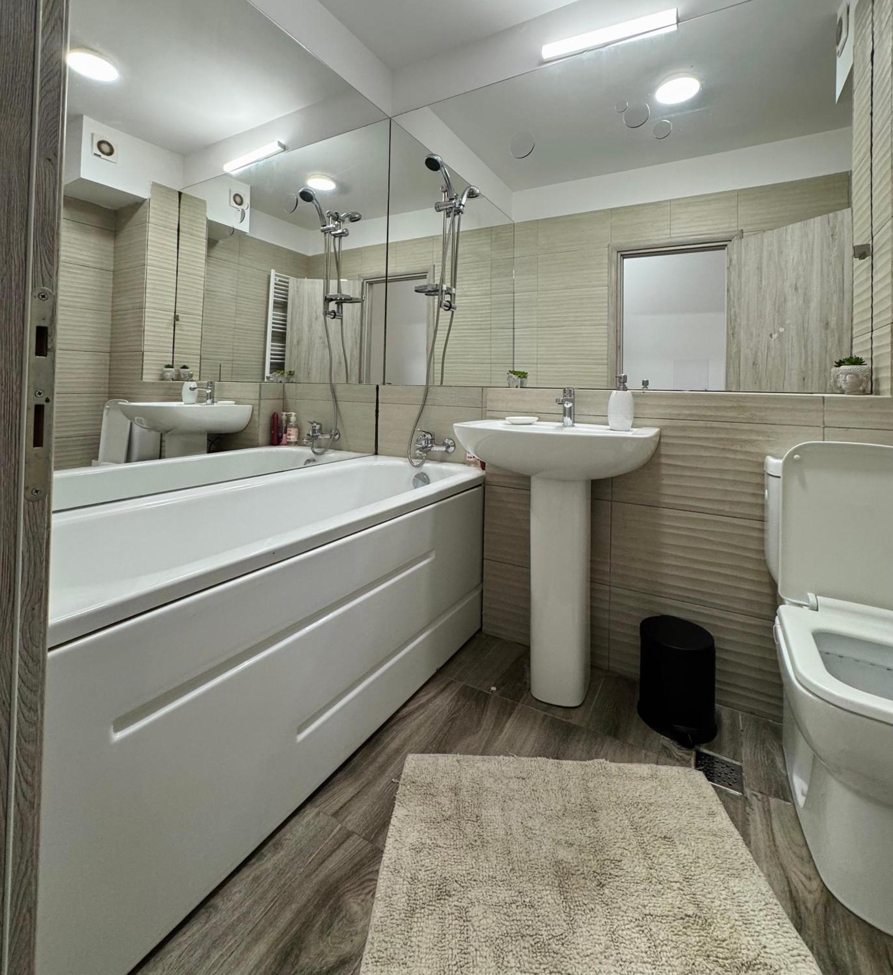 Apartment Solar D3, Private Parking, One Bedroom Bucarest Esterno foto